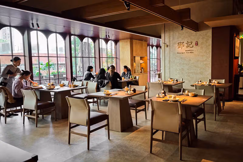 邓华东的两间店：南兴园吃排场，邓记食园吃四川本味