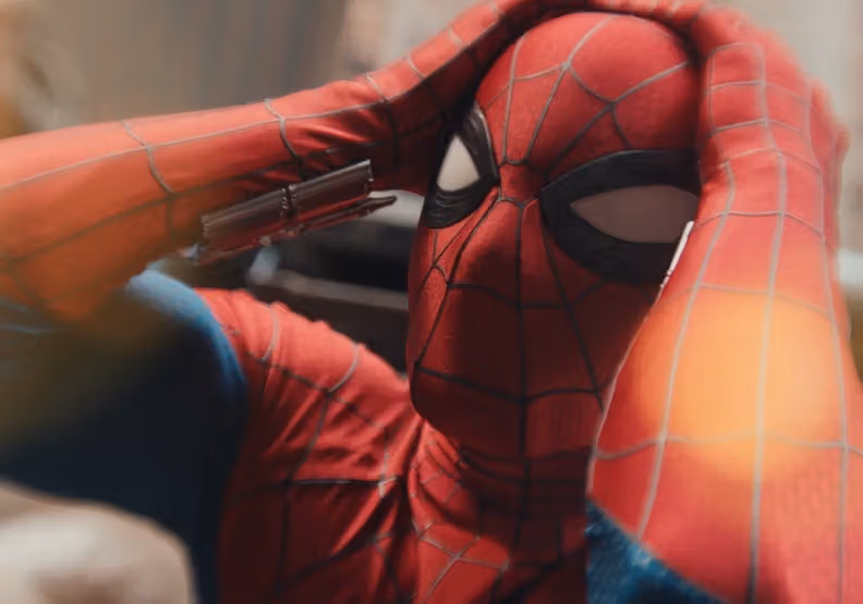 官方海報卡在運輸線上，加拿大戲院員工手繪「Spoderman」迷因海報意外比正片更紅