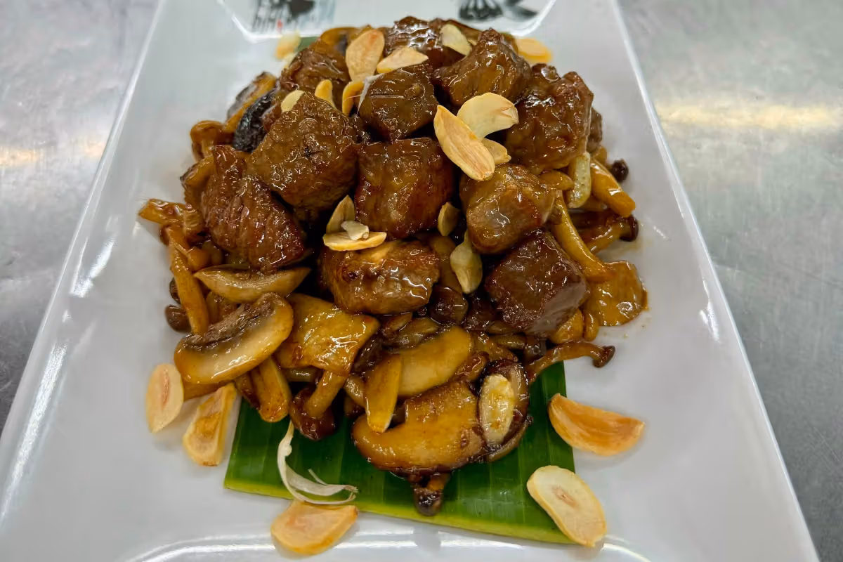 從的士高經理到大排檔老闆：Robby Cheung用喇叭養大Tung Po Kitchen