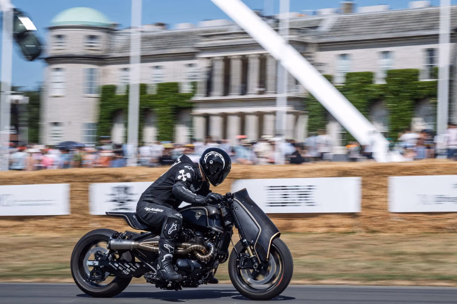 三屆世界冠軍主動求騎，Rough Crafts 打造的這台車讓 Royal Enfield 限量版 179 秒賣光