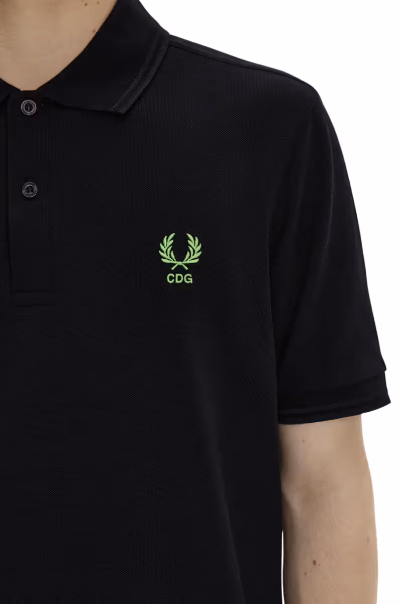 COMME des GARÇONS 再度改造 Fred Perry Polo，這次把霓虹色塞進繡花裡