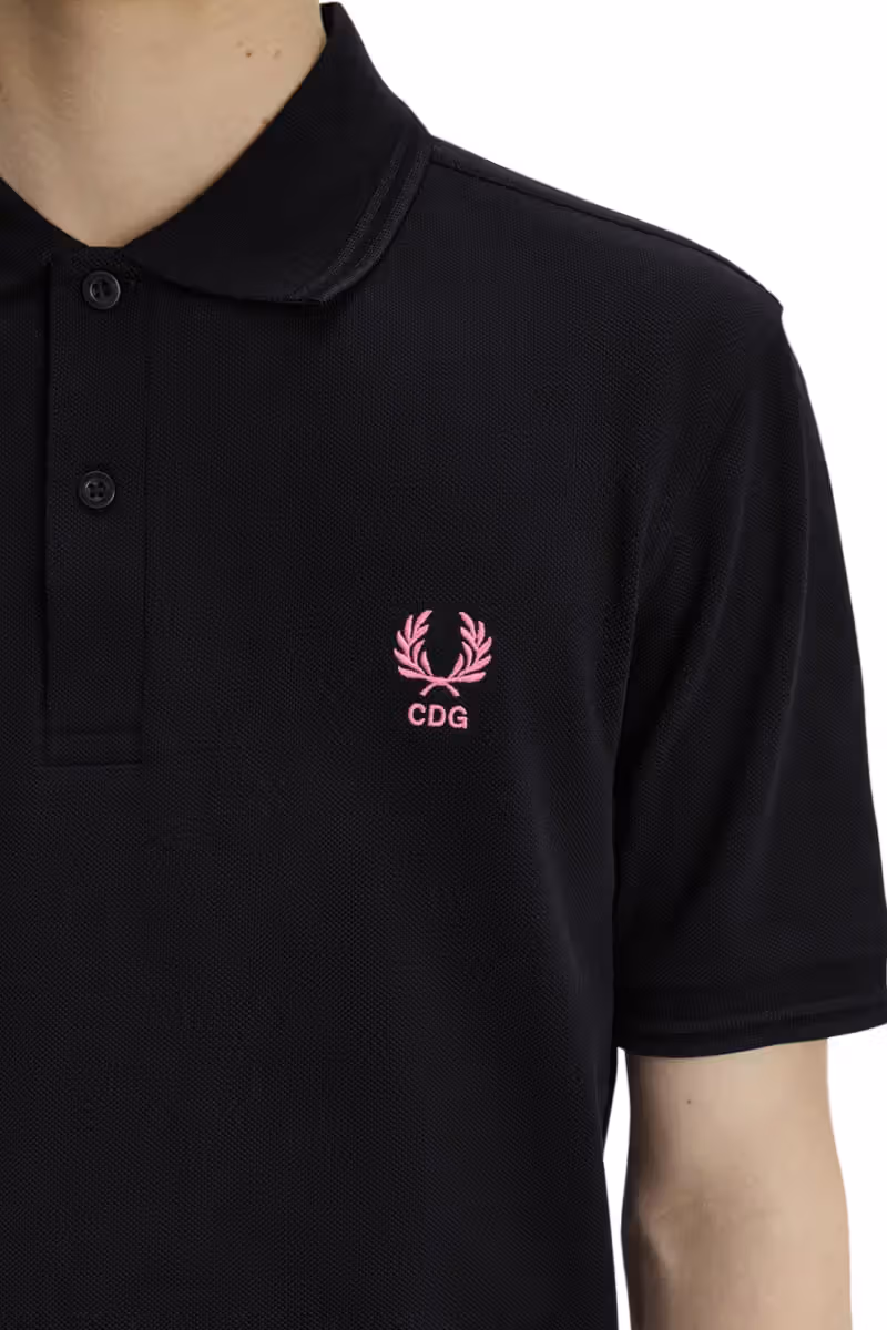 COMME des GARÇONS 再度改造 Fred Perry Polo，這次把霓虹色塞進繡花裡