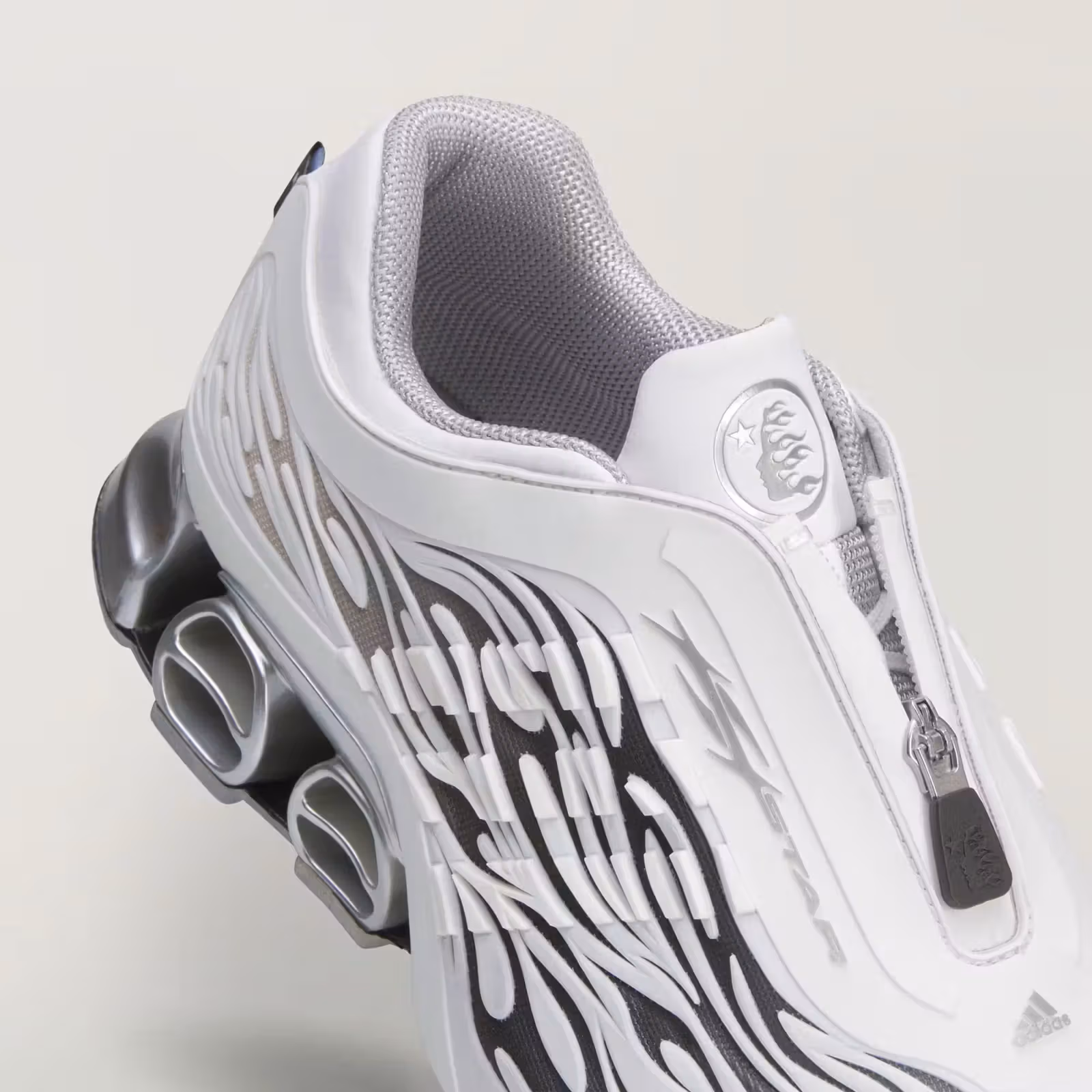 Hellstar拆了adidas Megaride的鏤空籠子，換上一條拉鍊