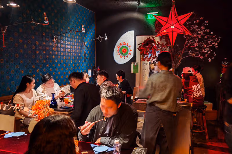 前紋身師開餐廳：GEN 把貴州酸辣端進上海靜安巷弄，配自然酒