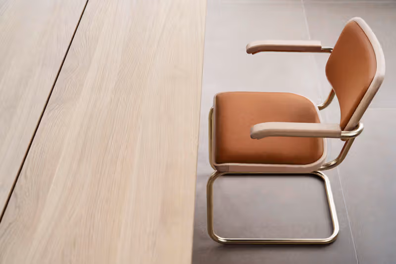 Jil Sander 把 Thonet 的鋼管椅包成一塊沉默的皮革