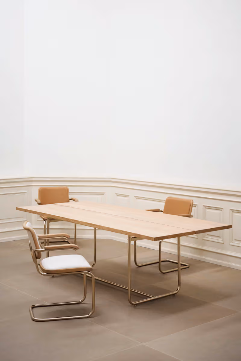 Jil Sander 把 Thonet 的鋼管椅包成一塊沉默的皮革