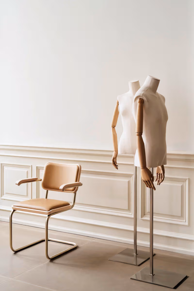 Jil Sander 把 Thonet 的鋼管椅包成一塊沉默的皮革