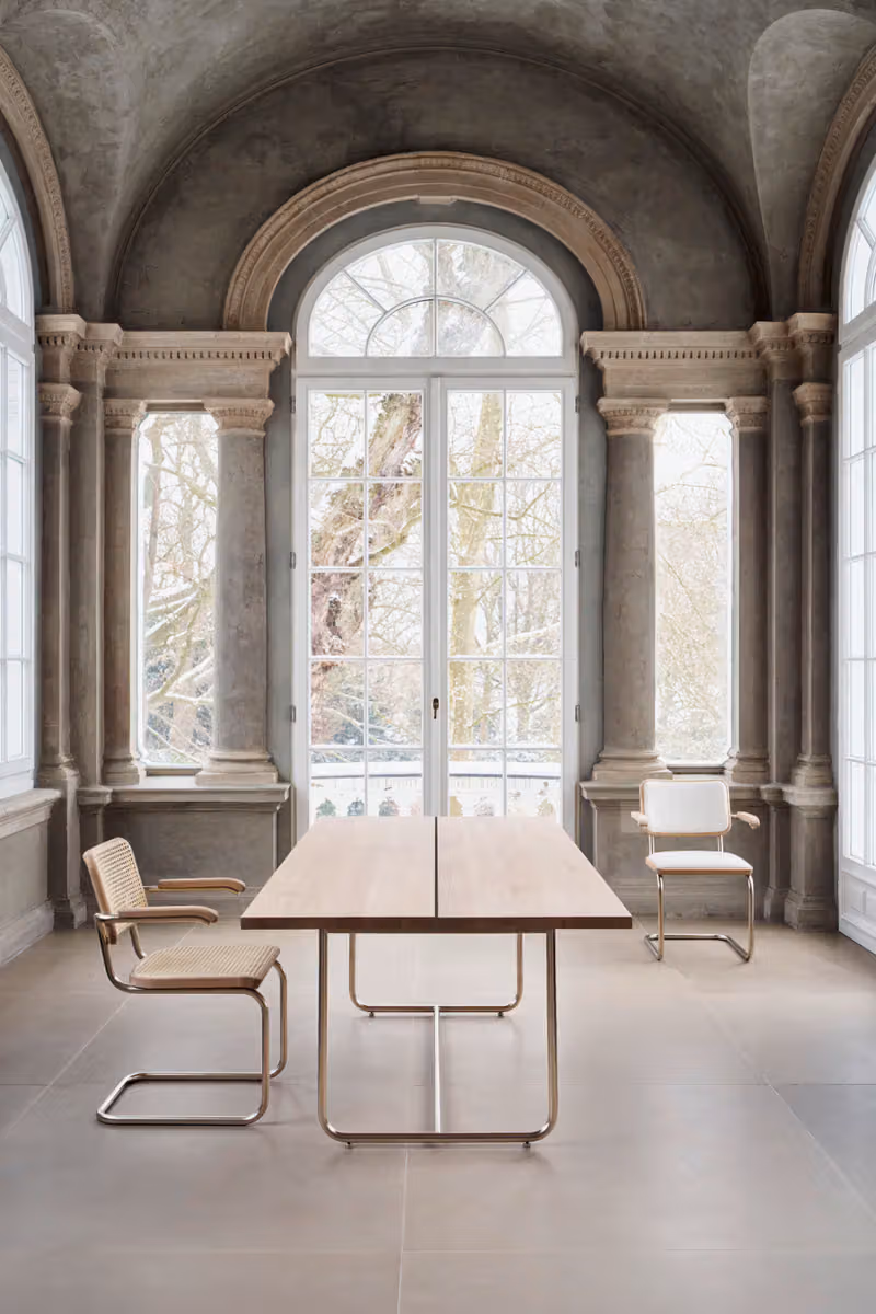 Jil Sander 把 Thonet 的鋼管椅包成一塊沉默的皮革