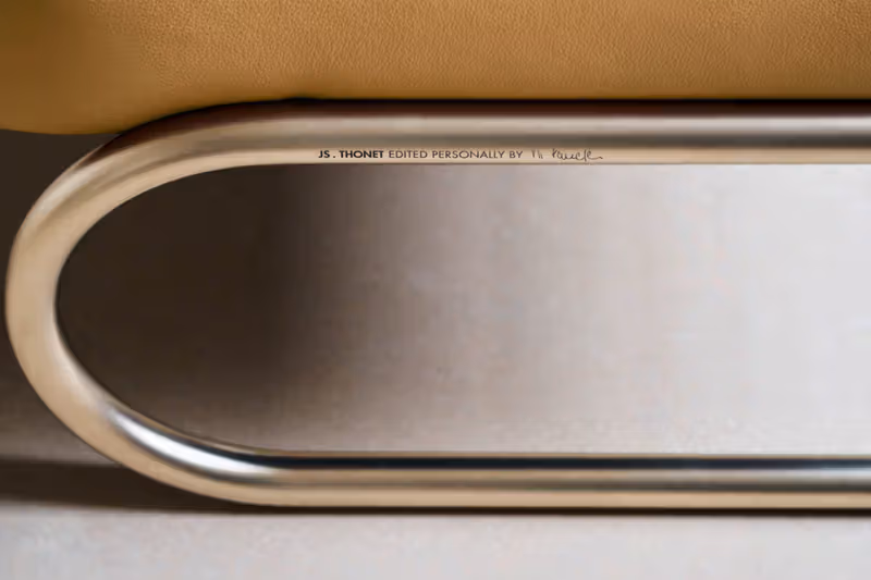 Jil Sander 把 Thonet 的鋼管椅包成一塊沉默的皮革