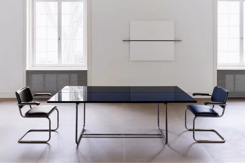 Jil Sander 把 Thonet 的鋼管椅包成一塊沉默的皮革