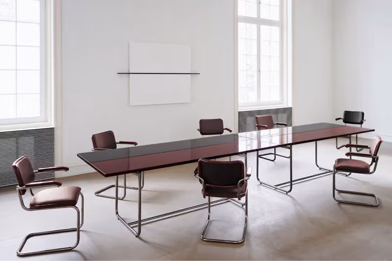Jil Sander 把 Thonet 的鋼管椅包成一塊沉默的皮革