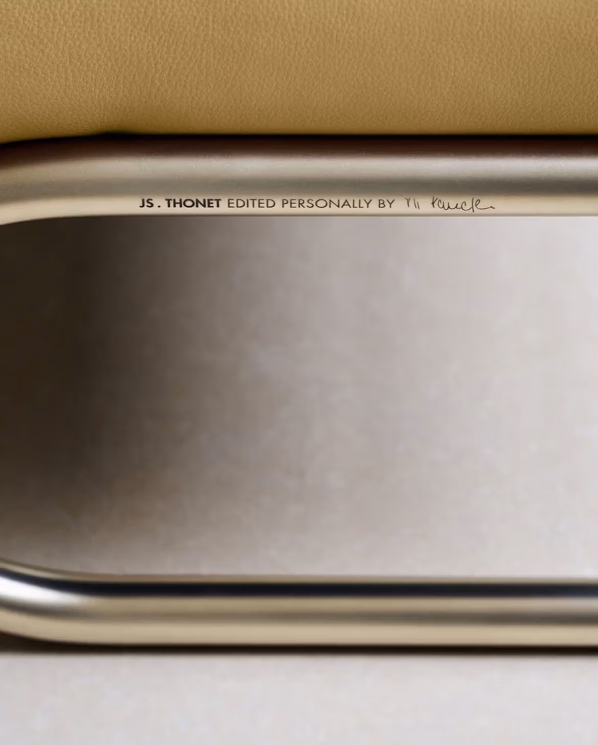 Jil Sander 這次沒改設計，只是把 Thonet 的線條磨得更柔軟