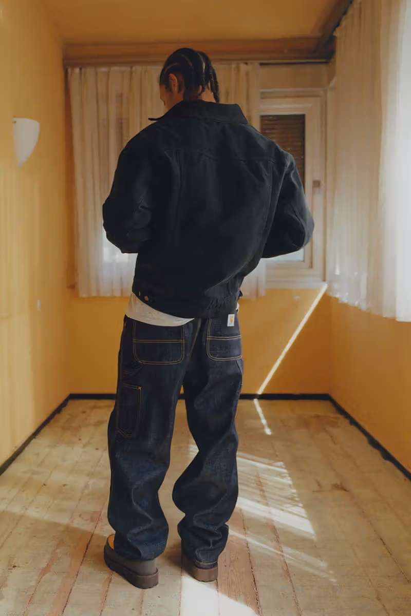 Carhartt WIP, '데스트로이 워시'로 새 옷에 세월의 흔적을 입히다... FW26이 파는 건 시간감
