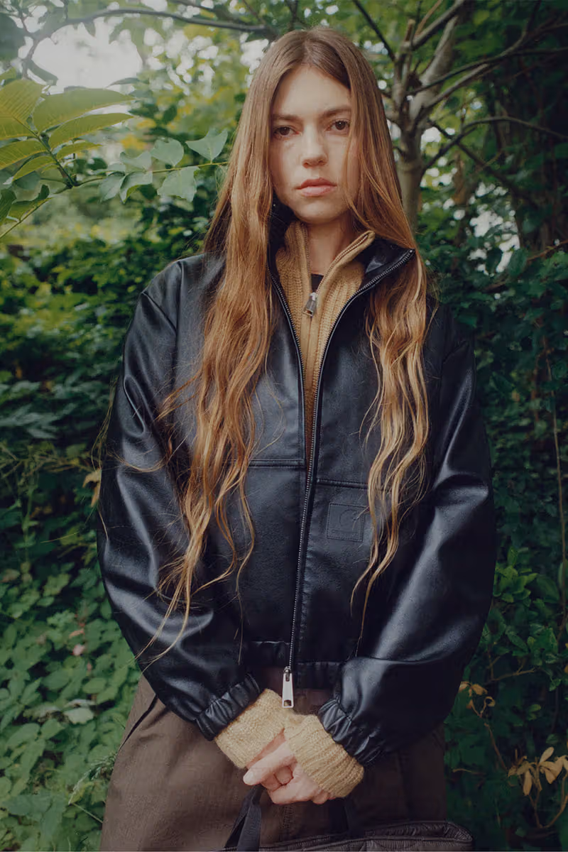 Carhartt WIP, '데스트로이 워시'로 새 옷에 세월의 흔적을 입히다... FW26이 파는 건 시간감