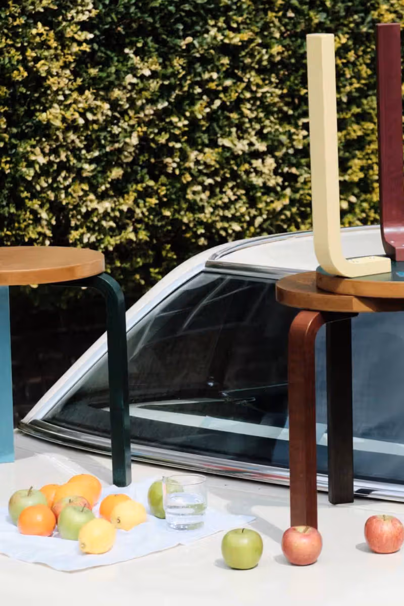 Artek 與 Paul Smith 三度聯名 Stool 60，秘密藏在椅面底部