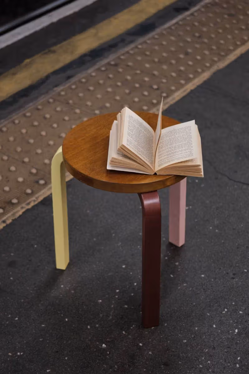 翻過來才知道：Paul Smith 把祕密藏在 Artek 凳子的底面
