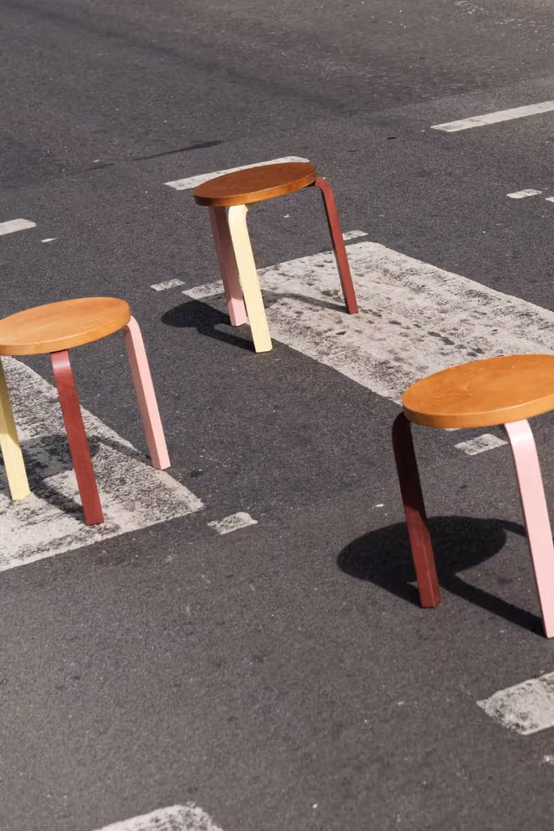 翻過來才知道：Paul Smith 把祕密藏在 Artek 凳子的底面