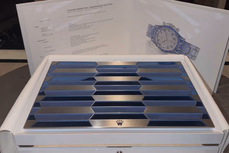 Rolex 送給 Drake 的錶，錶背刻著「Freeze the World」