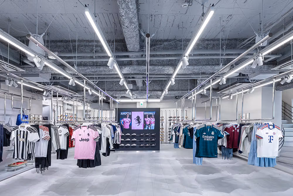 adidas 신주쿠 플래그십 매장 오픈, 네임 마킹 서비스 클럽 유니폼까지 확대