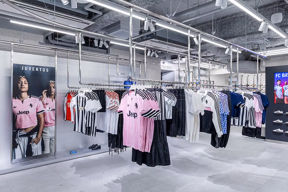 adidas 신주쿠 플래그십 매장 오픈, 네임 마킹 서비스 클럽 유니폼까지 확대