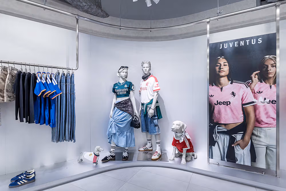 adidas 신주쿠 플래그십 매장 오픈, 네임 마킹 서비스 클럽 유니폼까지 확대