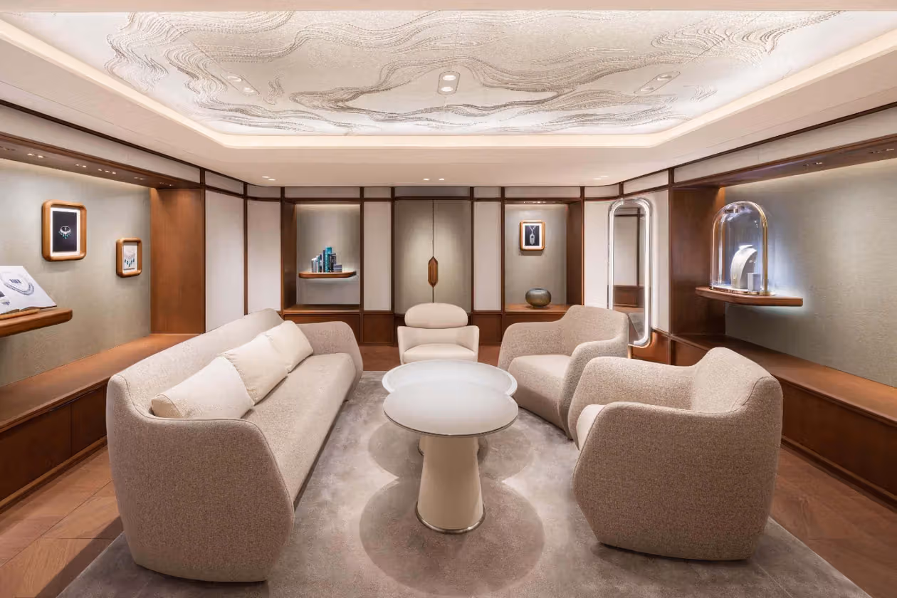 中环喧嚣里的低语：Van Cleef & Arpels 用二十年盖一座安静的家