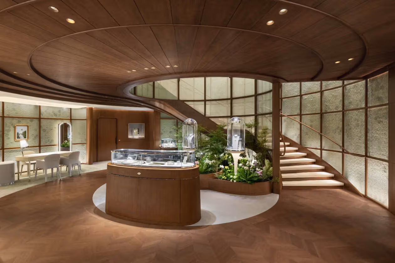 中环喧嚣里的低语：Van Cleef & Arpels 用二十年盖一座安静的家