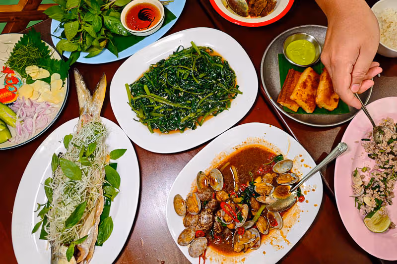 เปิดสาขา 2 ที่ถนนเจียซาน Lai Lai Lai ชูซอสเป็นซิกเนเจอร์: เมนูหนึ่งตั้งชื่อตามวันที่สูตรซอสถือกำเนิด