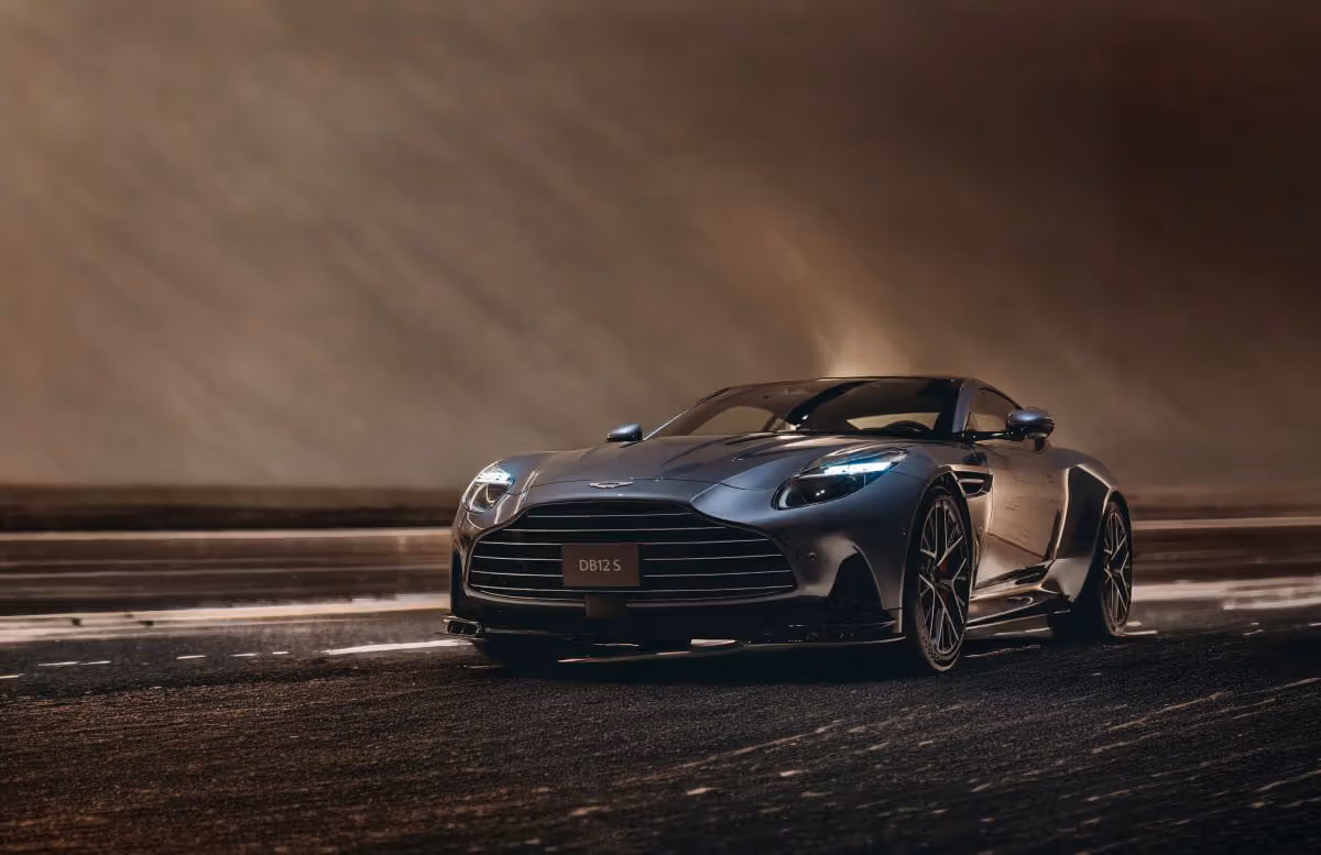 700 匹馬力不是重點，Aston Martin DB12 S 真正想調校的是彎道裡的信任感