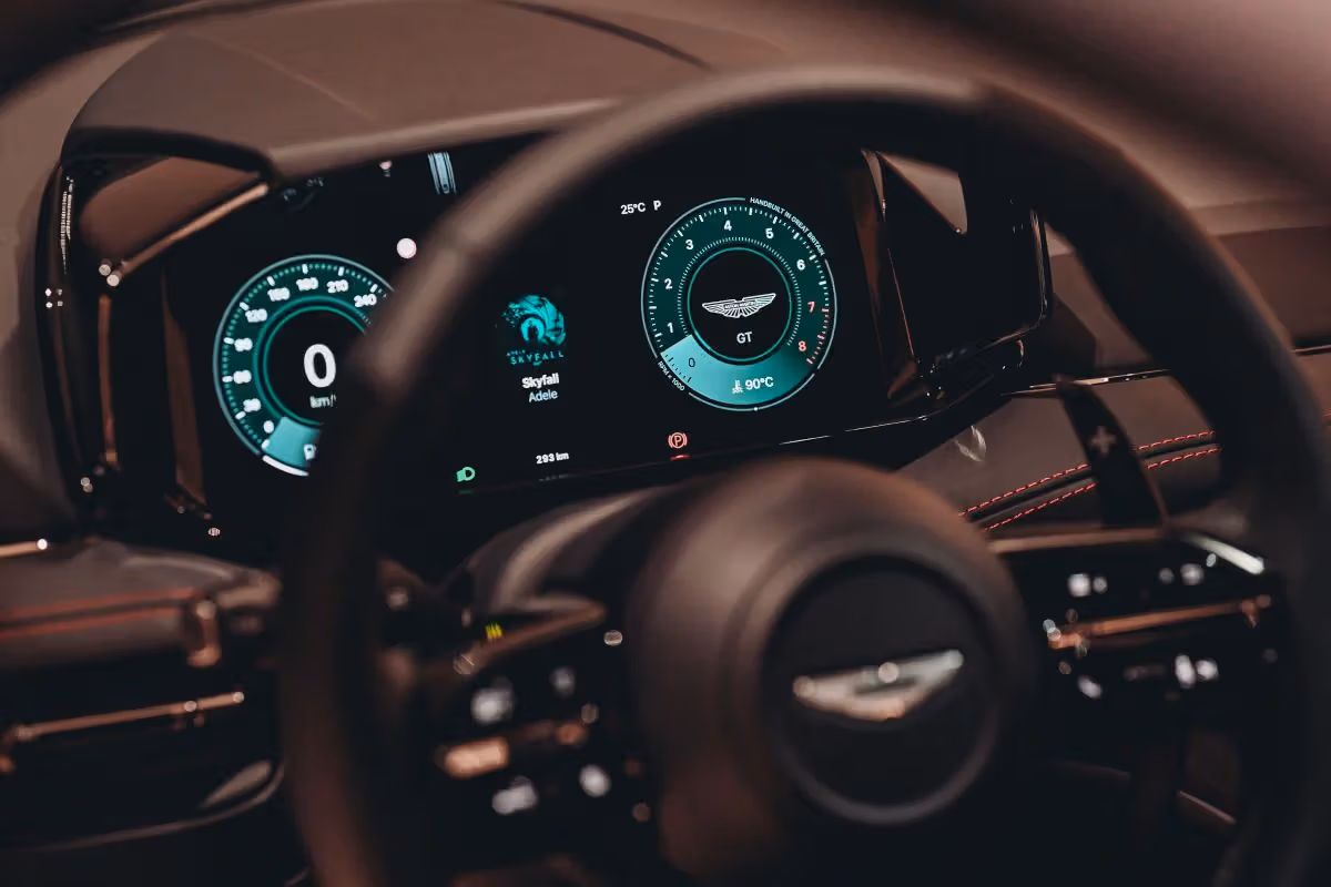700 匹馬力不是重點，Aston Martin DB12 S 真正想調校的是彎道裡的信任感