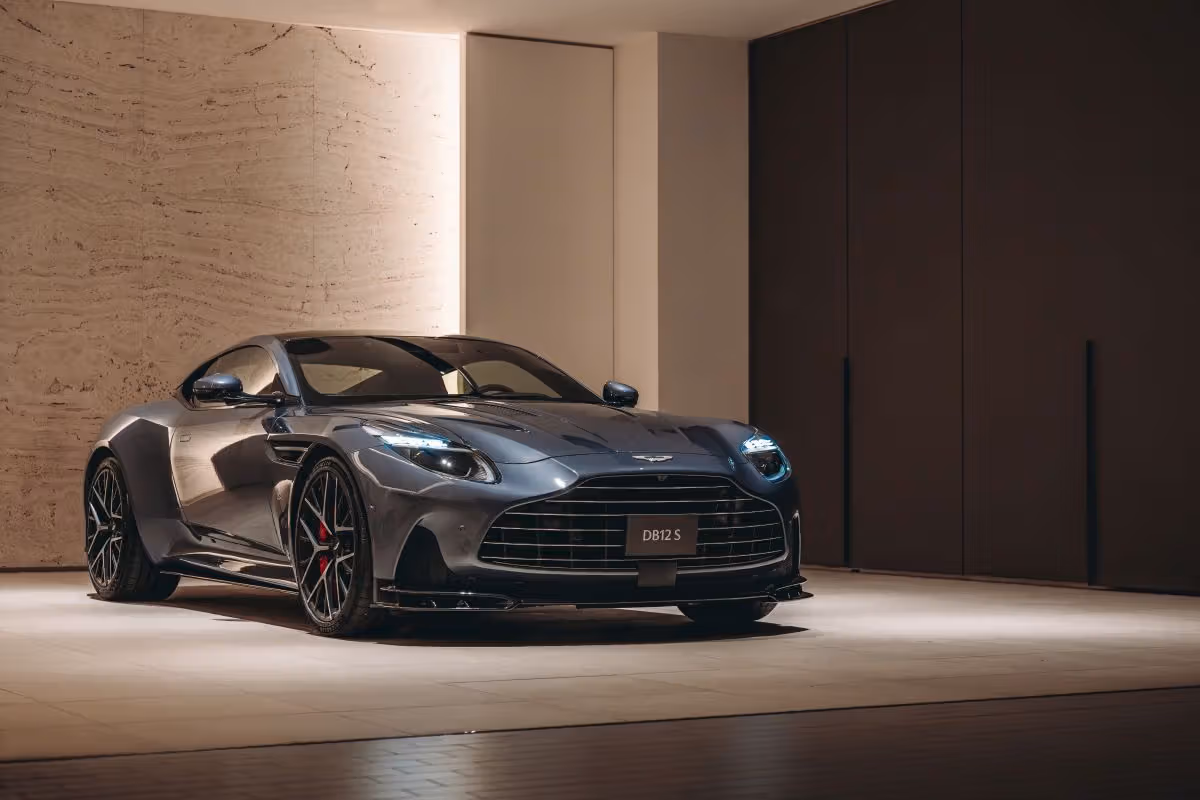 700 匹馬力不是重點，Aston Martin DB12 S 真正想調校的是彎道裡的信任感