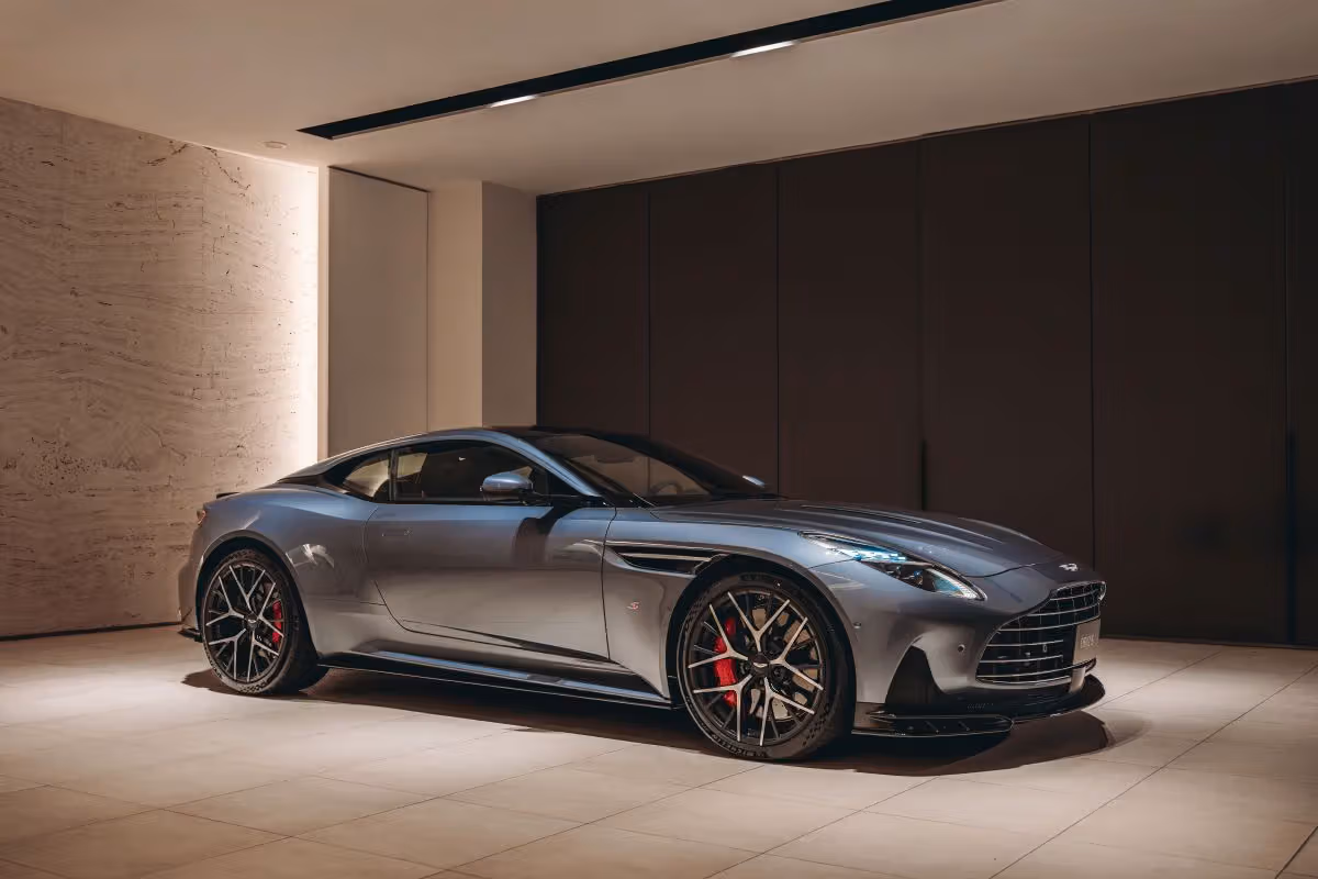 700 匹馬力不是重點，Aston Martin DB12 S 真正想調校的是彎道裡的信任感