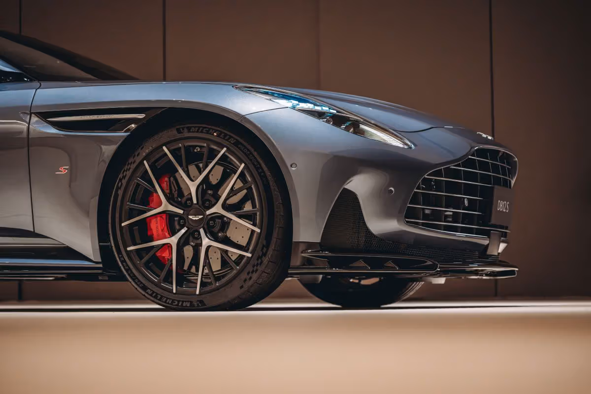 700 匹馬力不是重點，Aston Martin DB12 S 真正想調校的是彎道裡的信任感