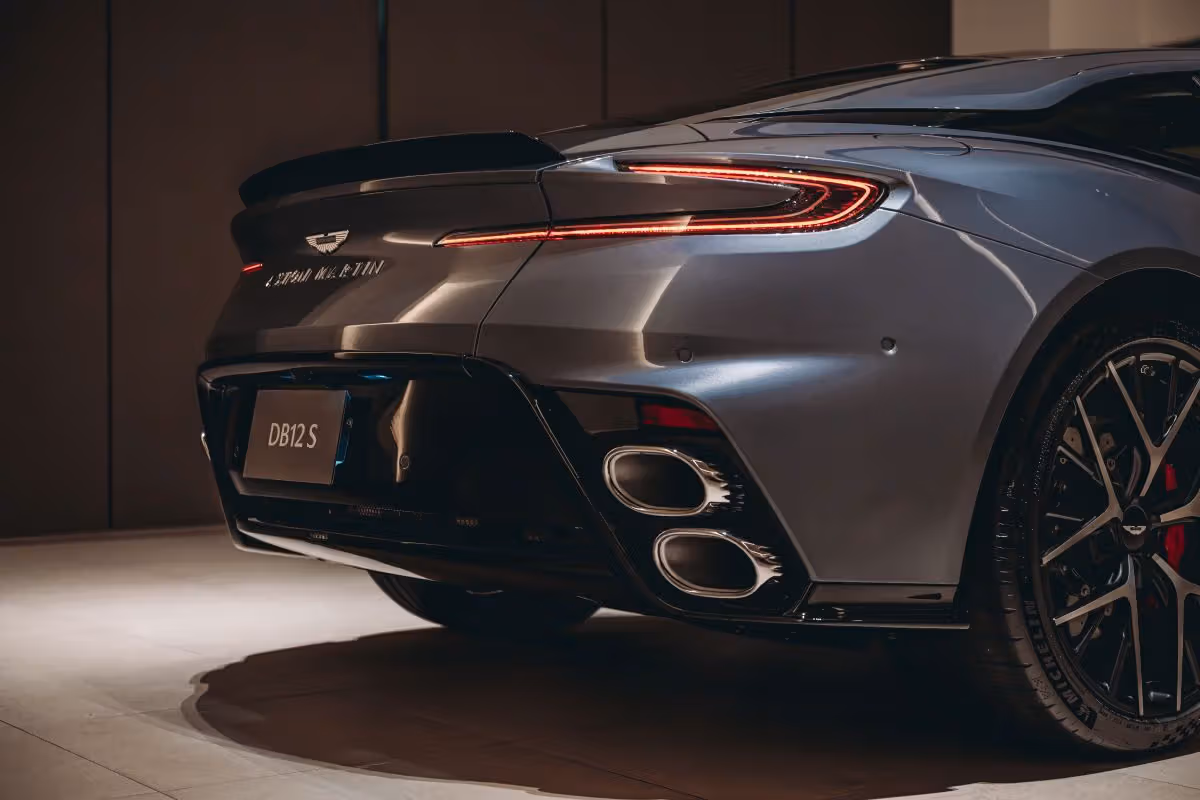 700 匹馬力不是重點，Aston Martin DB12 S 真正想調校的是彎道裡的信任感