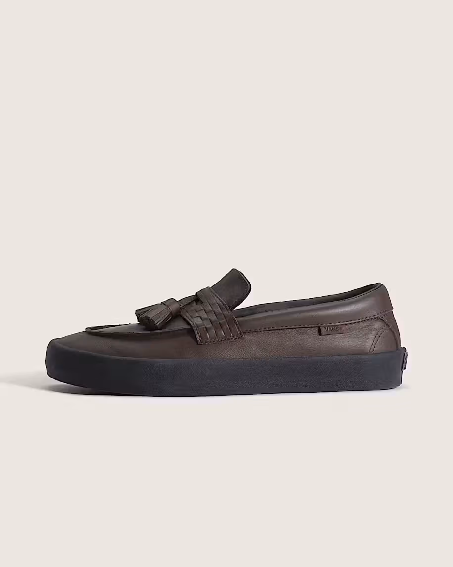 チョコブラウンのローファーにスケートソールを合体、Vansがオフィスカジュアルをさらに崩す