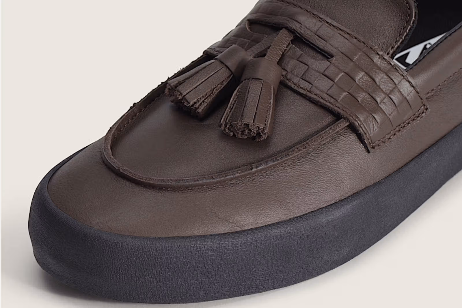 Vans พลิกโฉม Loafer สีน้ำตาลช็อกโกแลต ใส่พื้นสเก็ตบอร์ด คลายกฎการแต่งตัวออฟฟิศไปอีกขั้น