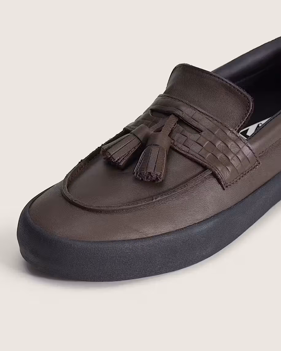 チョコブラウンのローファーにスケートソールを合体、Vansがオフィスカジュアルをさらに崩す