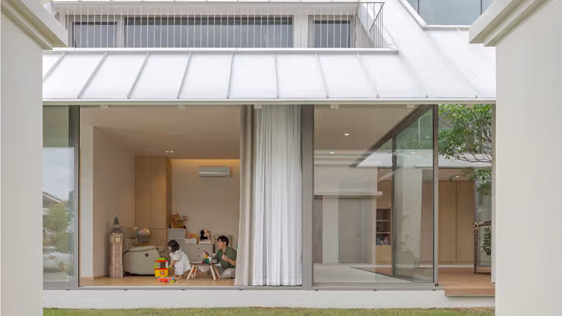 曼谷Bhoon+House：把院子種進屋頂裡，兩戶人家共用一棵樹