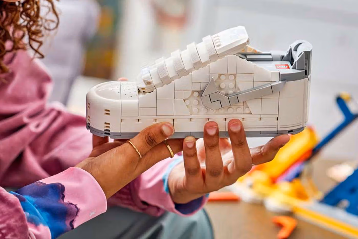 轉一下按鈕就灌籃!LEGO x Nike 把 AF1 拆成太空球場積木