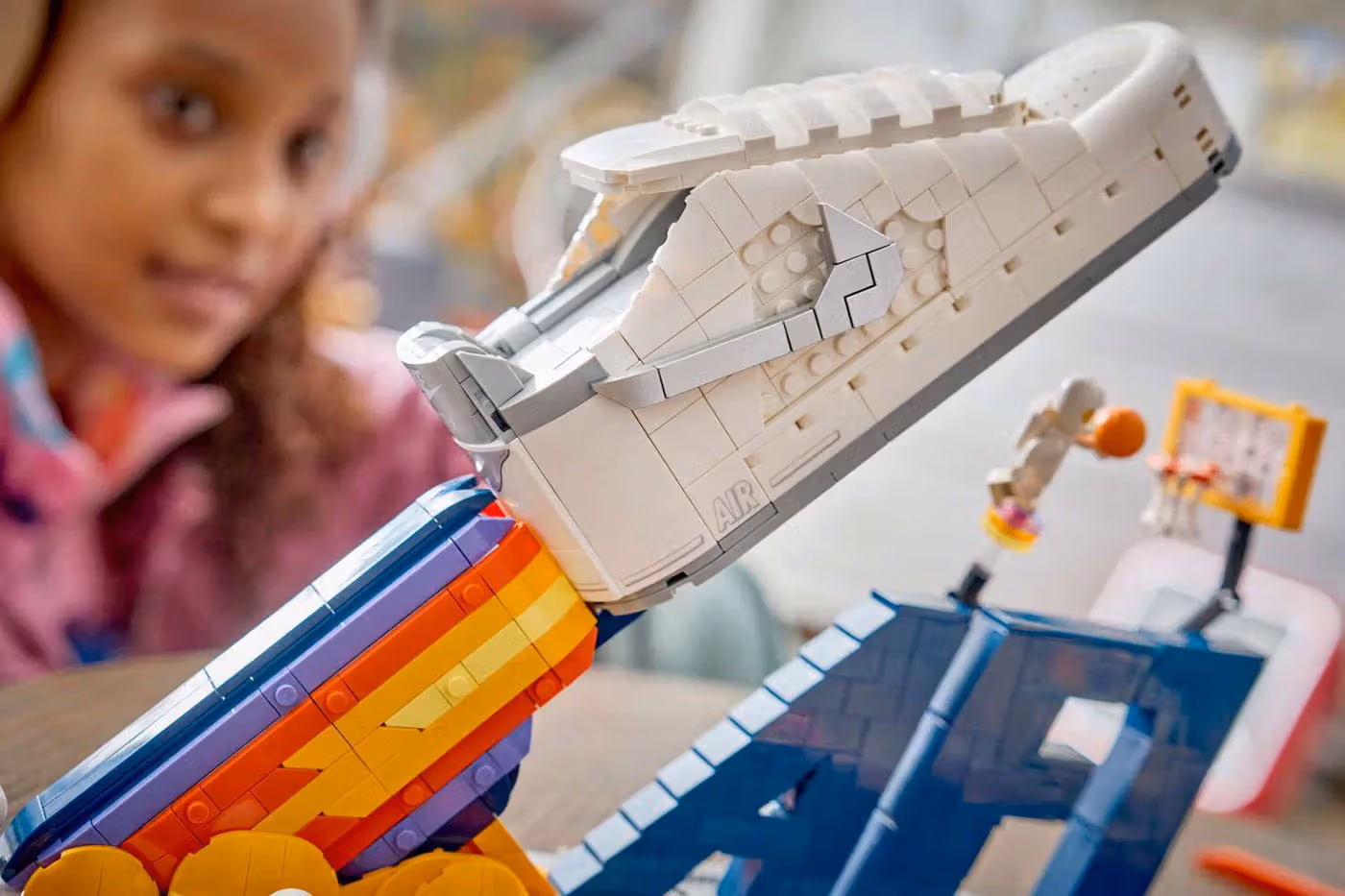 轉一下按鈕就灌籃!LEGO x Nike 把 AF1 拆成太空球場積木