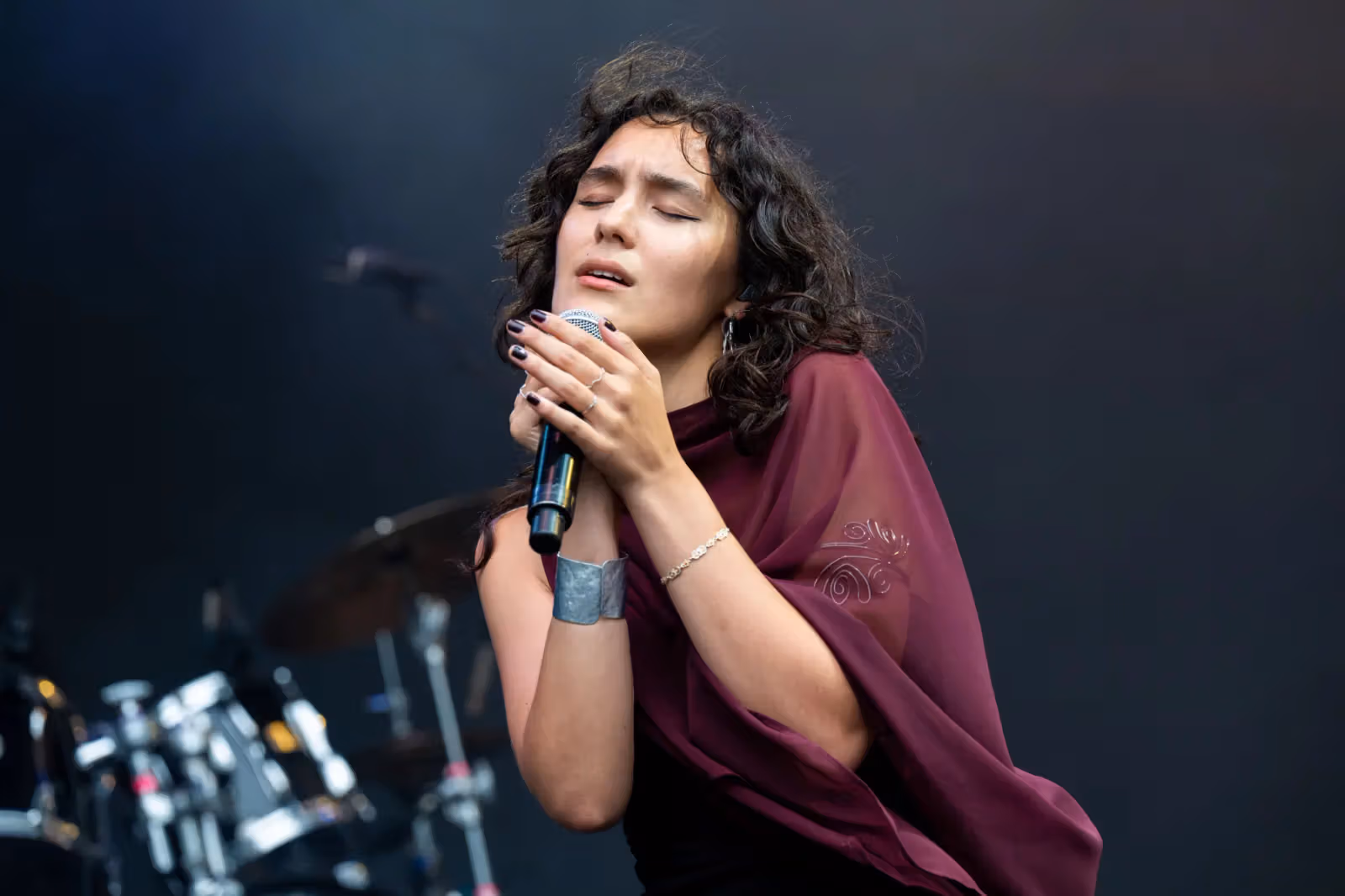 골든게이트 파크에 고딕 메이크업 열풍, Charli XCX가 이끄는 '클린걸' 퇴장 신호