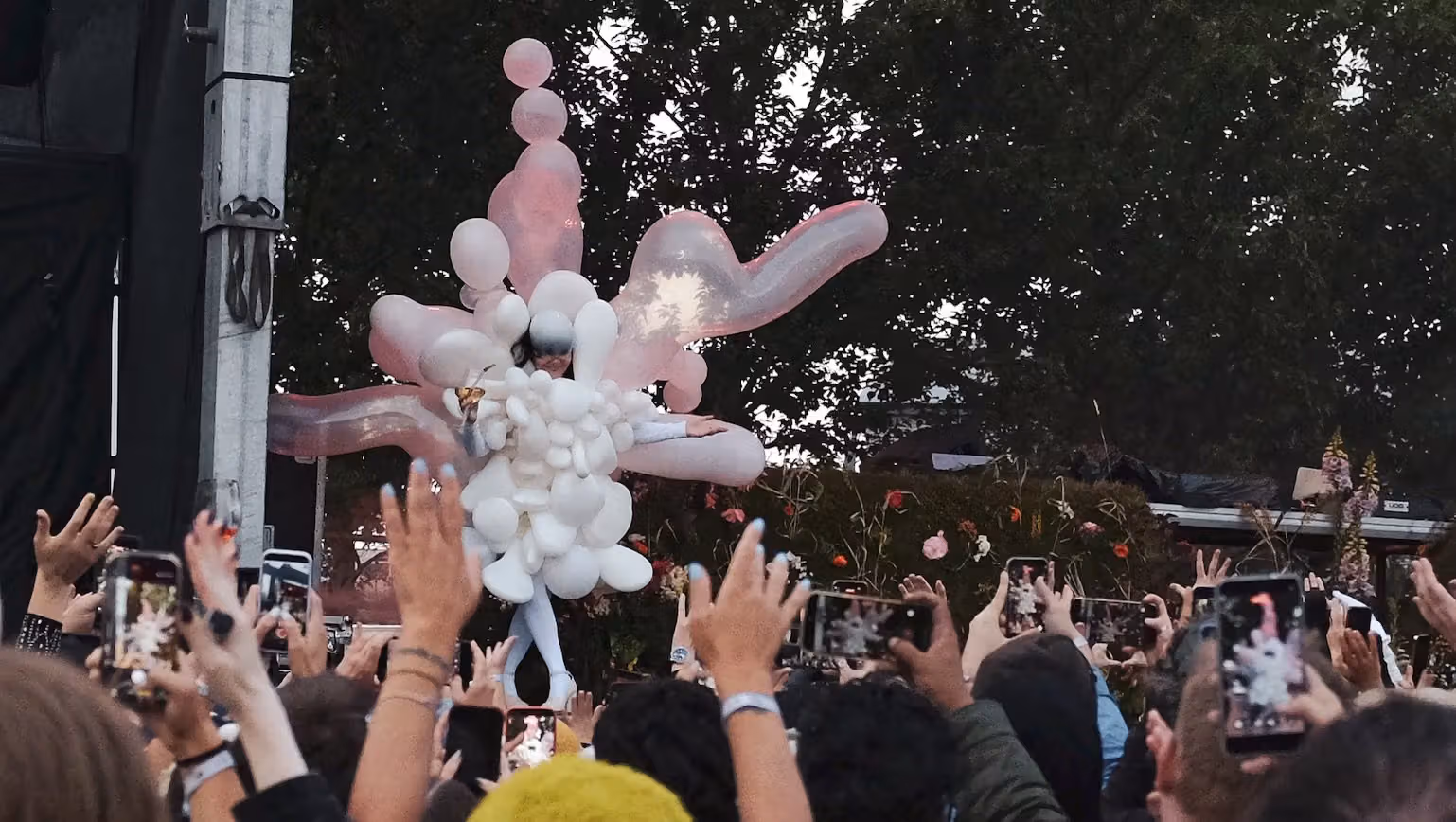 月亮遮住太陽的七分鐘，Björk 的雷克雅維克曠野辦了一場沒有歌的派對