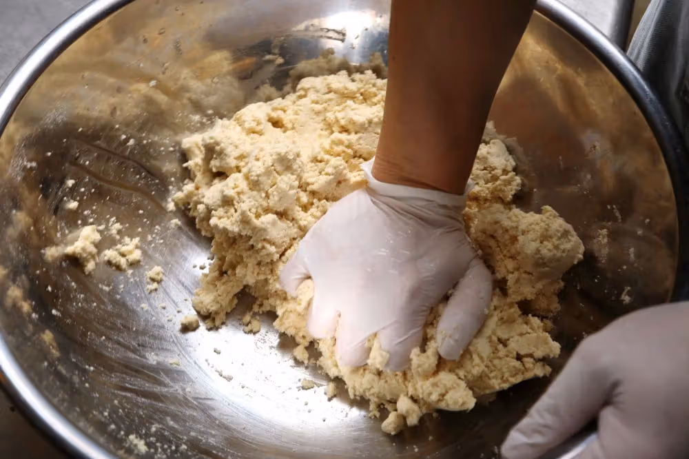 水加到什麼程度才對？北出茂雄教你只用玉米粉做出會膨脹的Tortilla