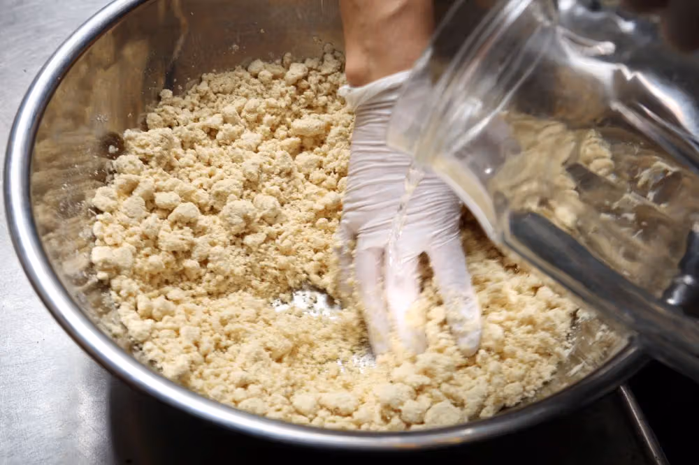 水加到什麼程度才對？北出茂雄教你只用玉米粉做出會膨脹的Tortilla