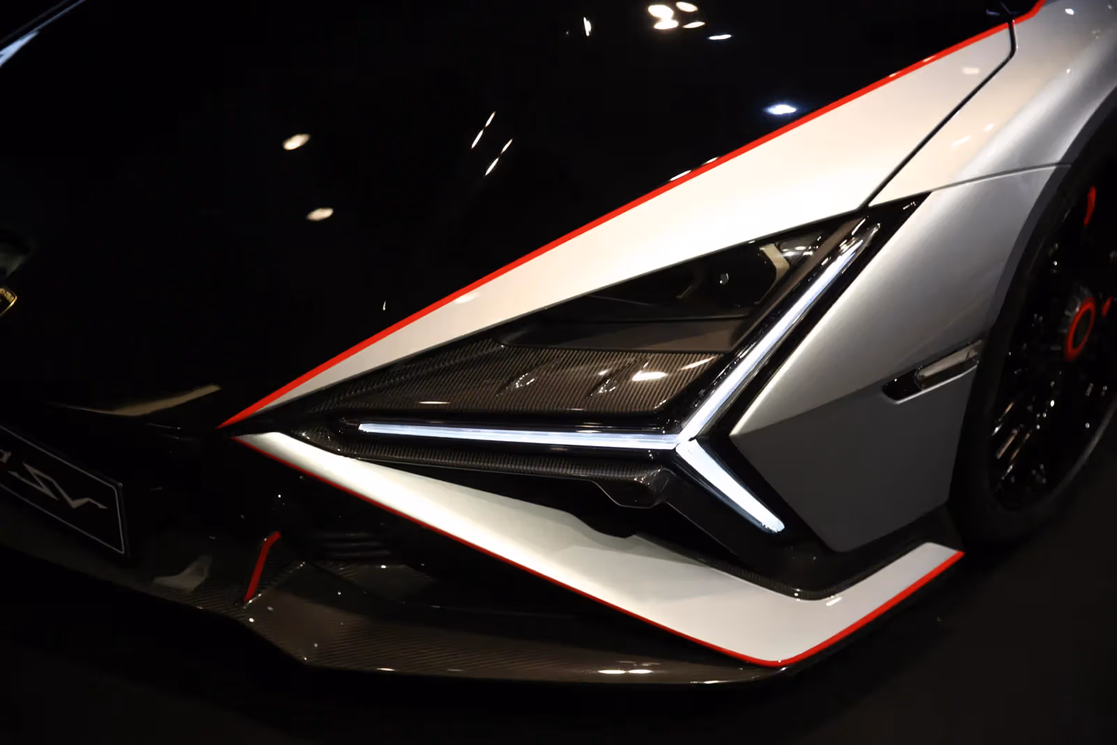 Lamborghini Revuelto SV：把「人車合一」包裝成2.4秒破百的怪獸規格
