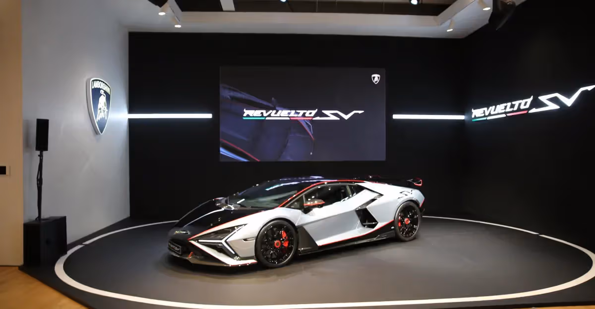 Lamborghini Revuelto SV：把「人車合一」包裝成2.4秒破百的怪獸規格
