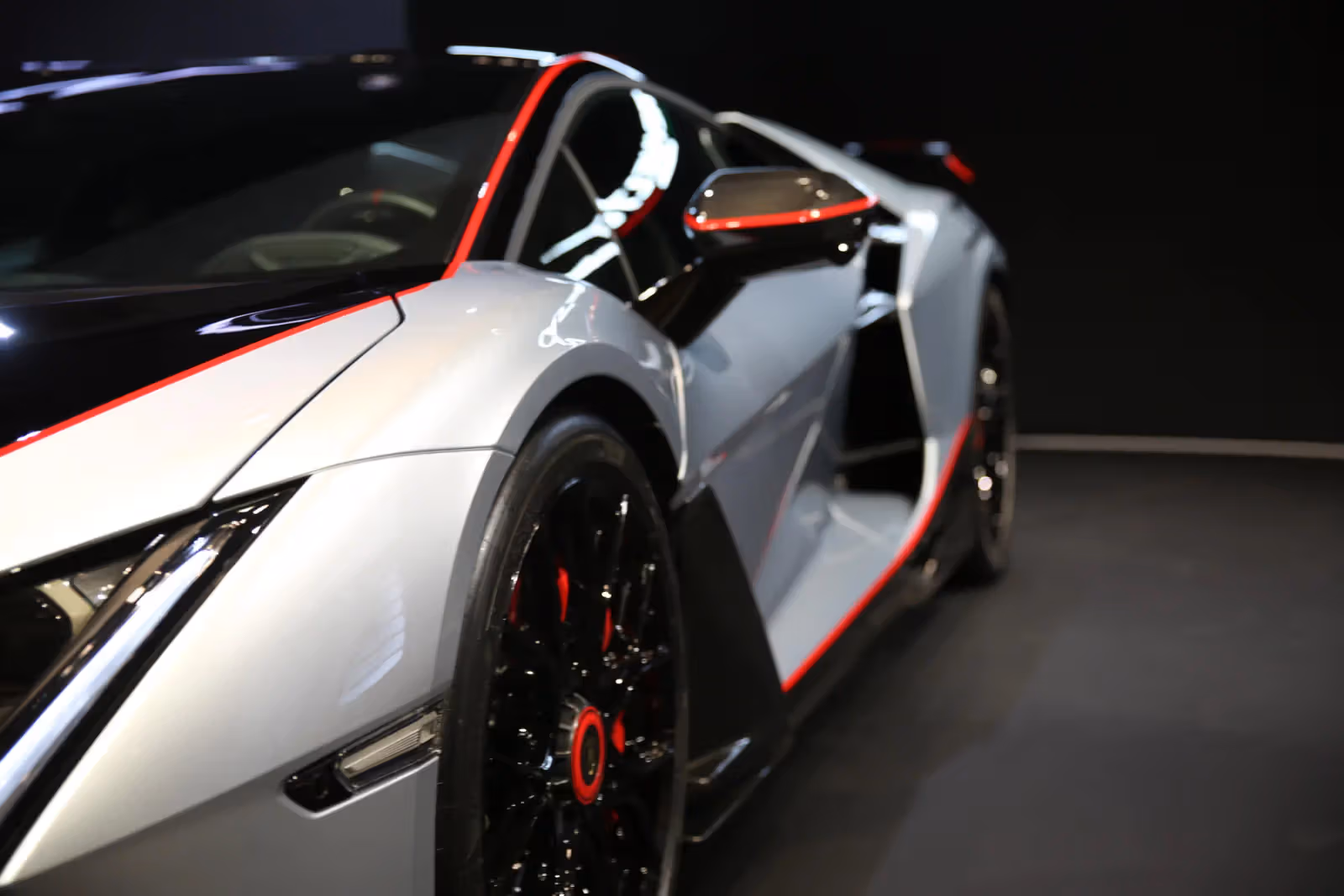 Lamborghini Revuelto SV：把「人車合一」包裝成2.4秒破百的怪獸規格