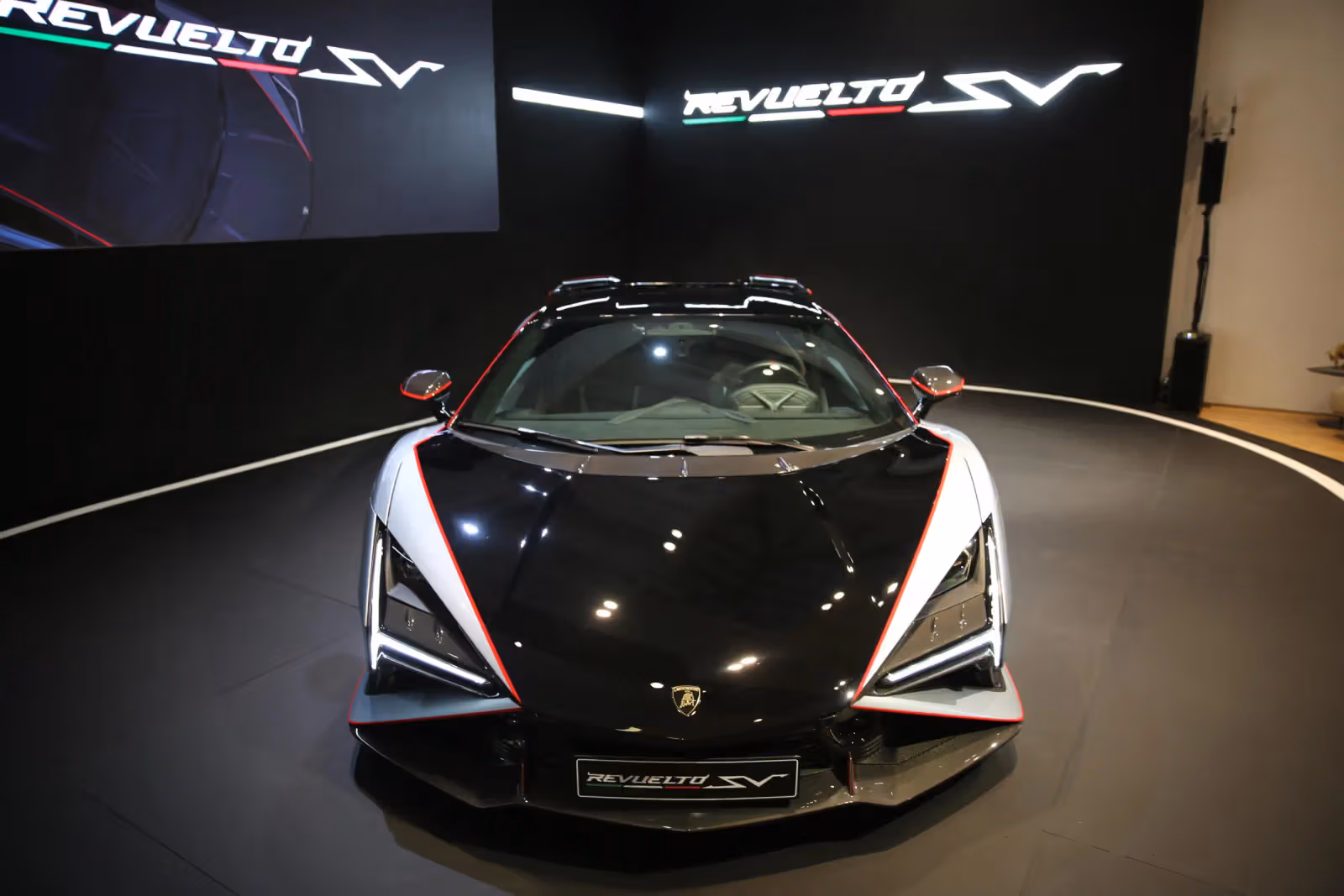 Lamborghini Revuelto SV：把「人車合一」包裝成2.4秒破百的怪獸規格