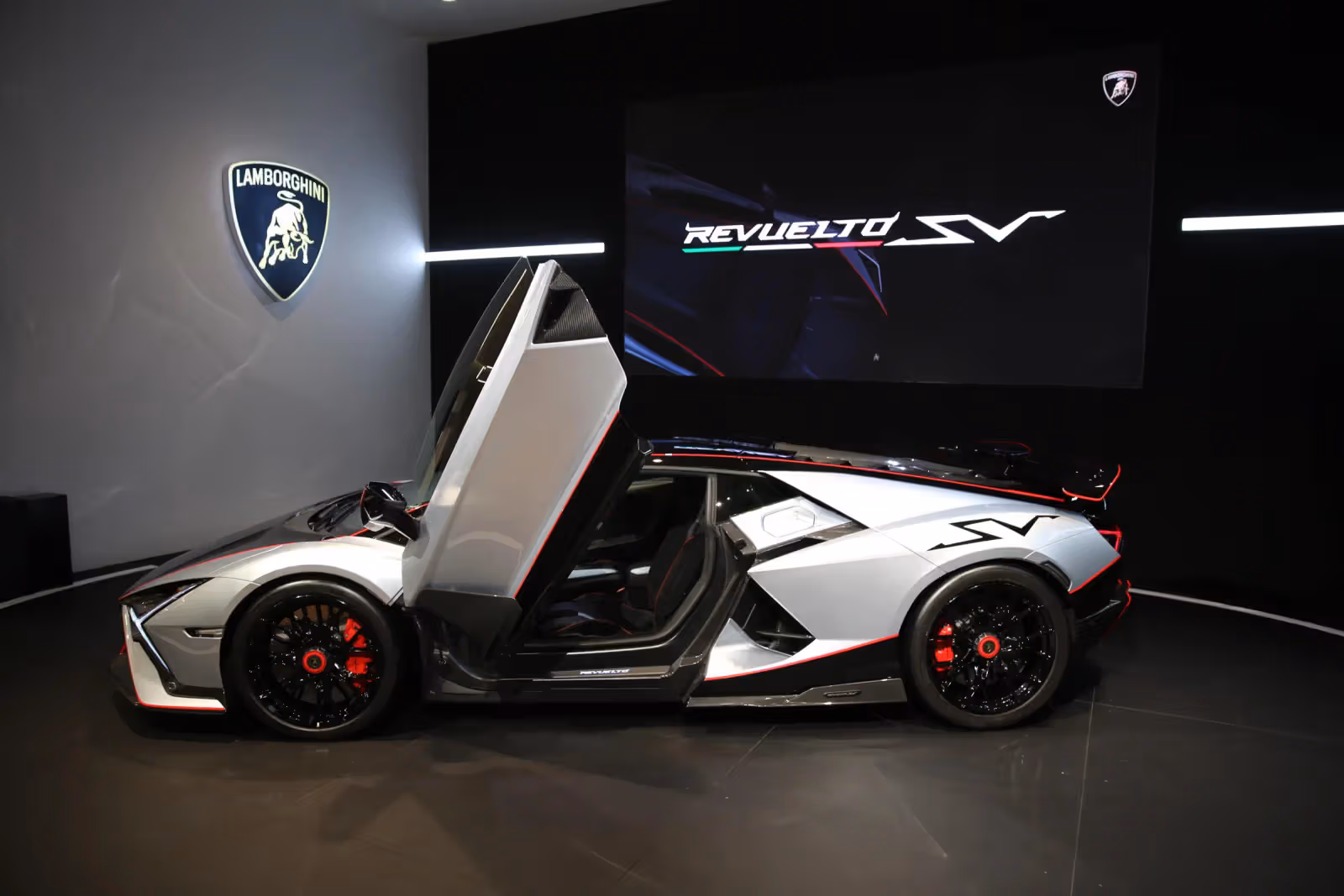 Lamborghini Revuelto SV：把「人車合一」包裝成2.4秒破百的怪獸規格