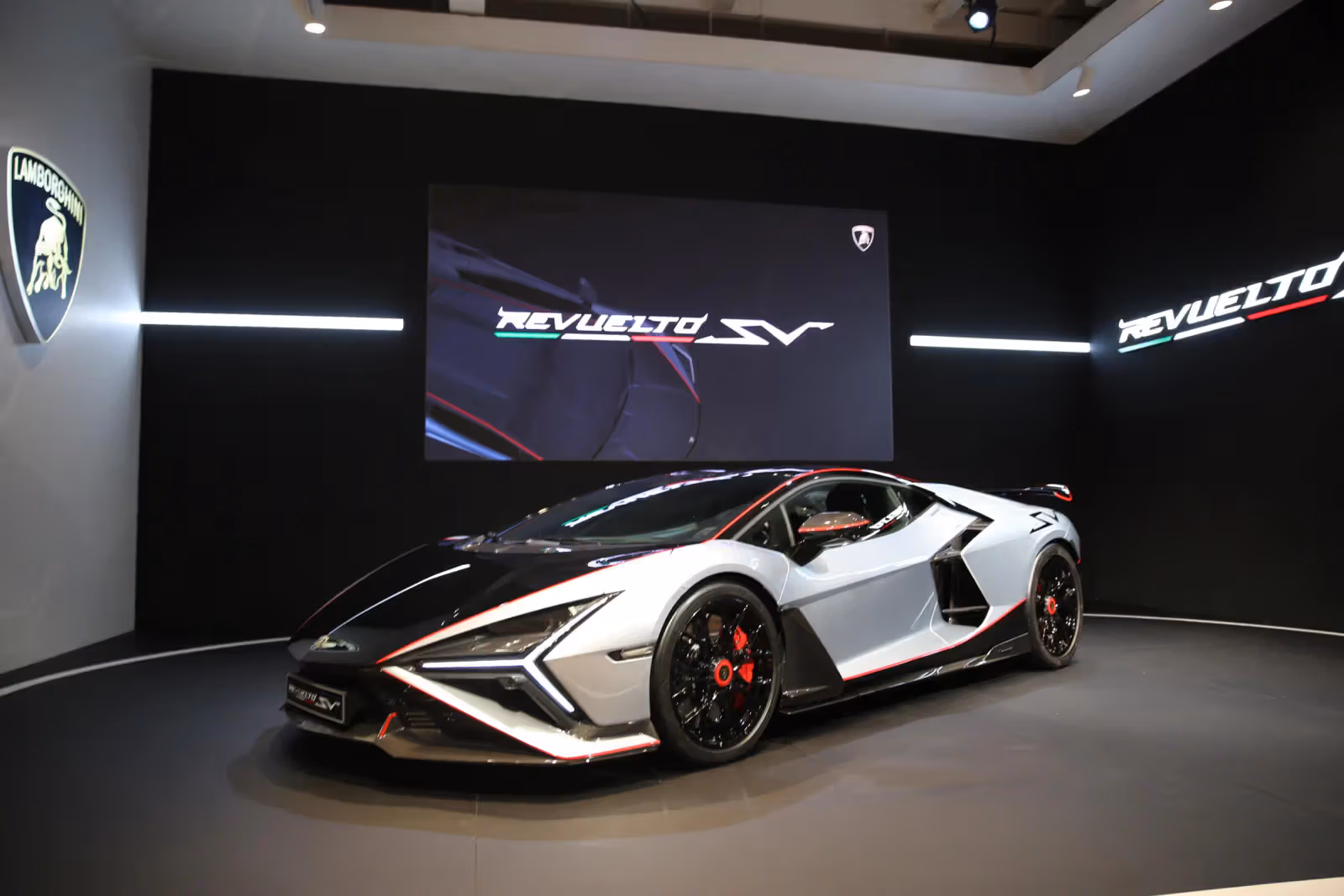 Lamborghini Revuelto SV：把「人車合一」包裝成2.4秒破百的怪獸規格